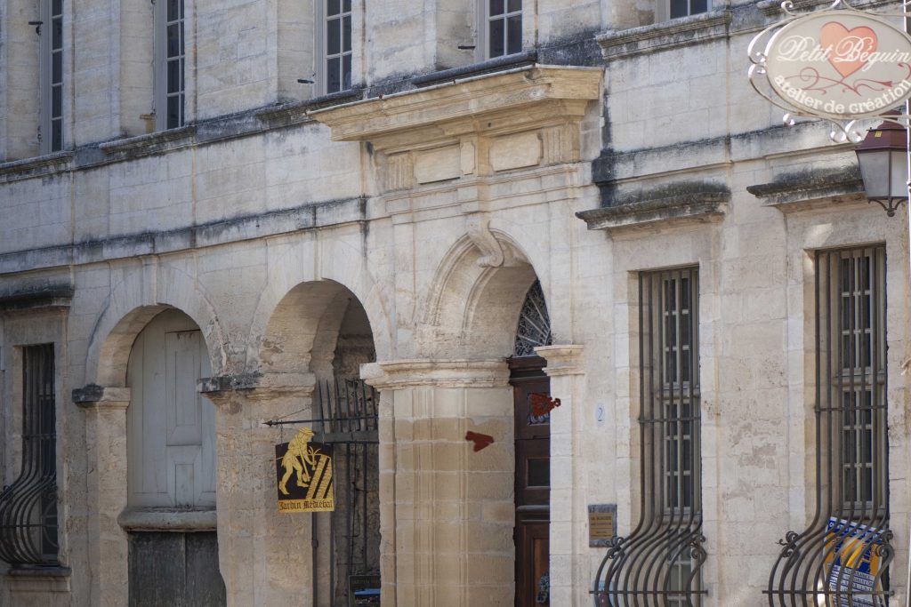 Façade extérieure de l'Hôtel de Rosier en plein coeur de la ville d'Uzès programmes